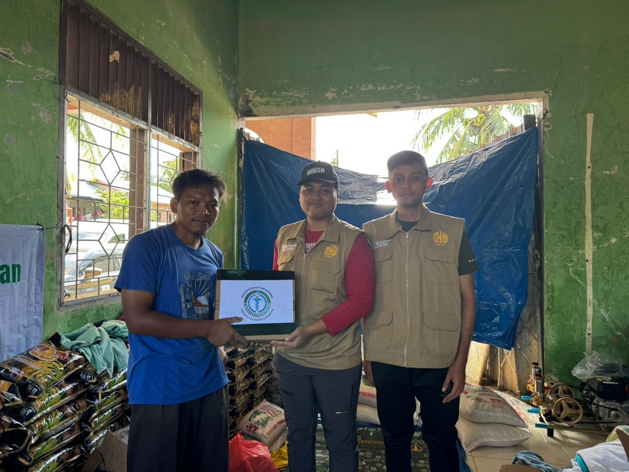 BANTUAN: Penyaluran bantuan sembako disalurkan oleh tim FK Unesa kepada Pondok Pesantren Darul Mukhlisin dan Desa Tanjung Karang, Kabupaten Aceh Tamiang, pada 16&ndash;20 Desember.(IST/RADAR SURABAYA )