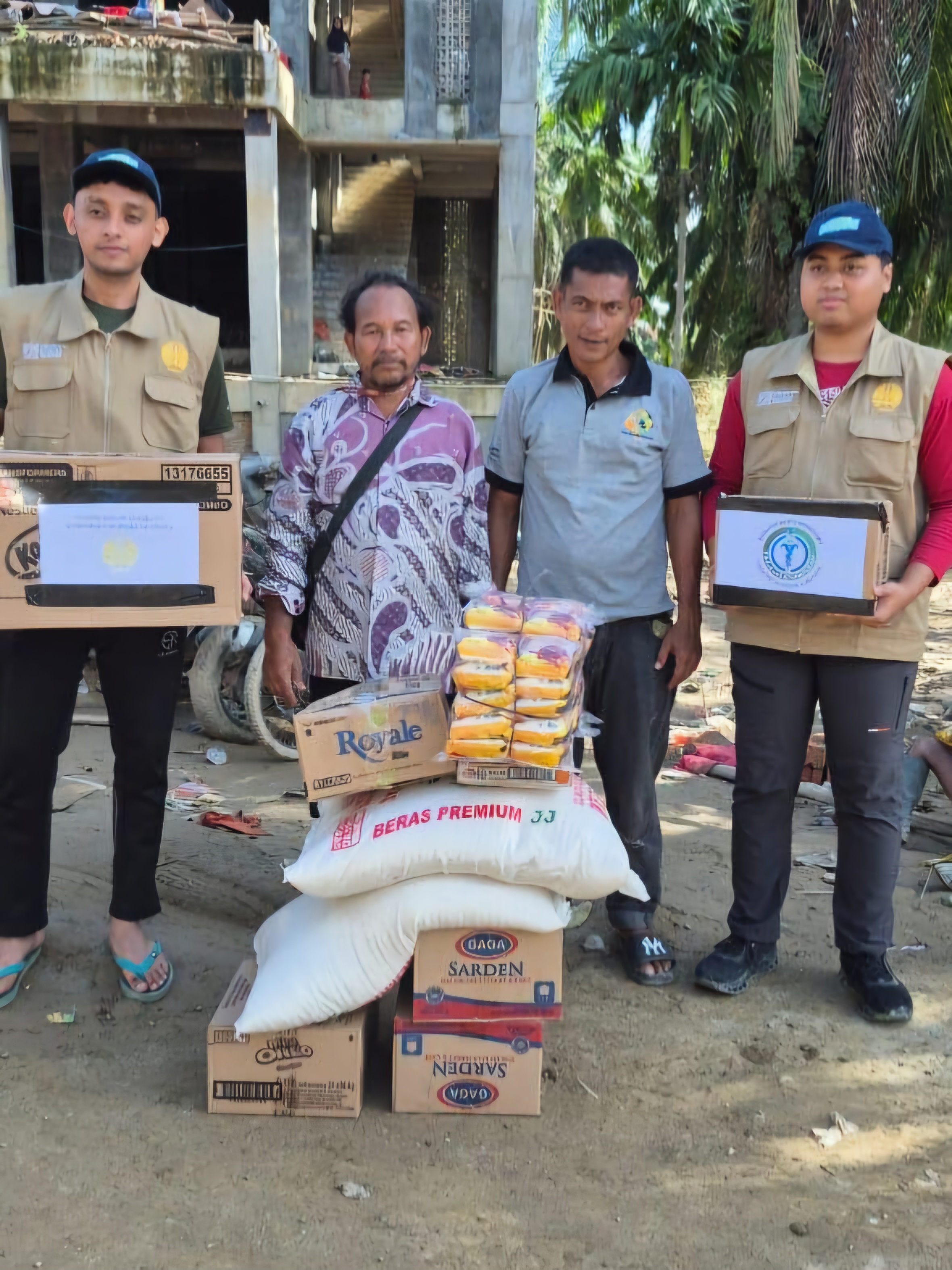 PEDULI: Bantuan sembako yang diberikan oleh tim FK Unesa merupakan bentuk kepedulian terhadap keberlangsungan pendidikan dan kehidupan sosial masyarakat pasca banjir.(IST/RADAR SURABAYA)