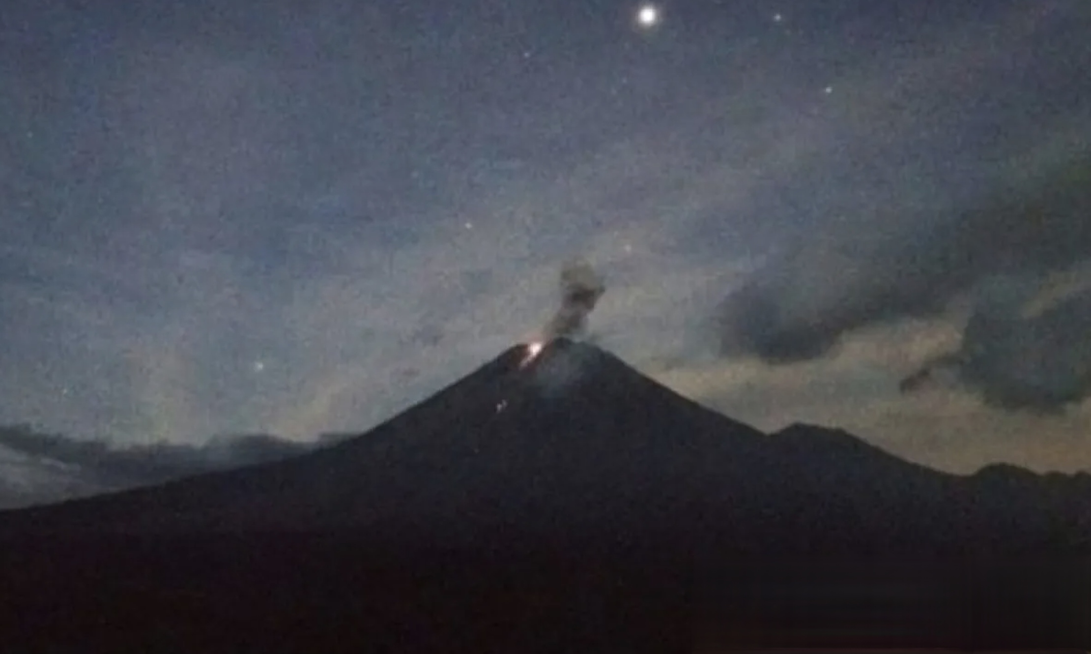 Kondisi Gunung Semeru yang mengalami erupsi dan suara gemuruh, Rabu (24/12) pagi.
