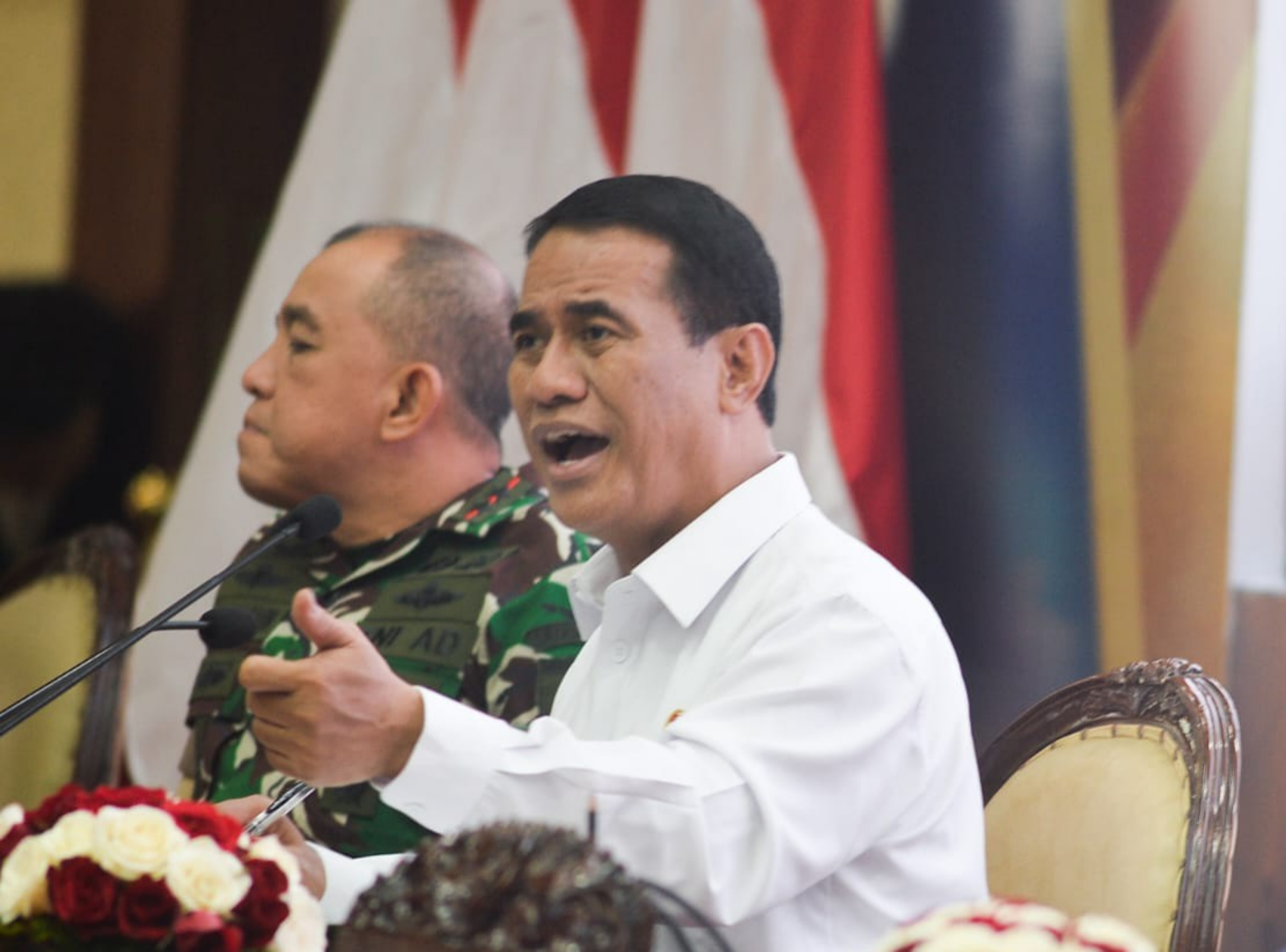 TEGAS: Menteri Pertanian Andi Amran Sulaiman (kanan)