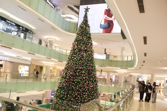 NUANSA HIJAU: Pohon Natal setinggi 15 meter menghiasi area atrium Ciputra World SUrabaya terinspirasi film Wicked: For Good.