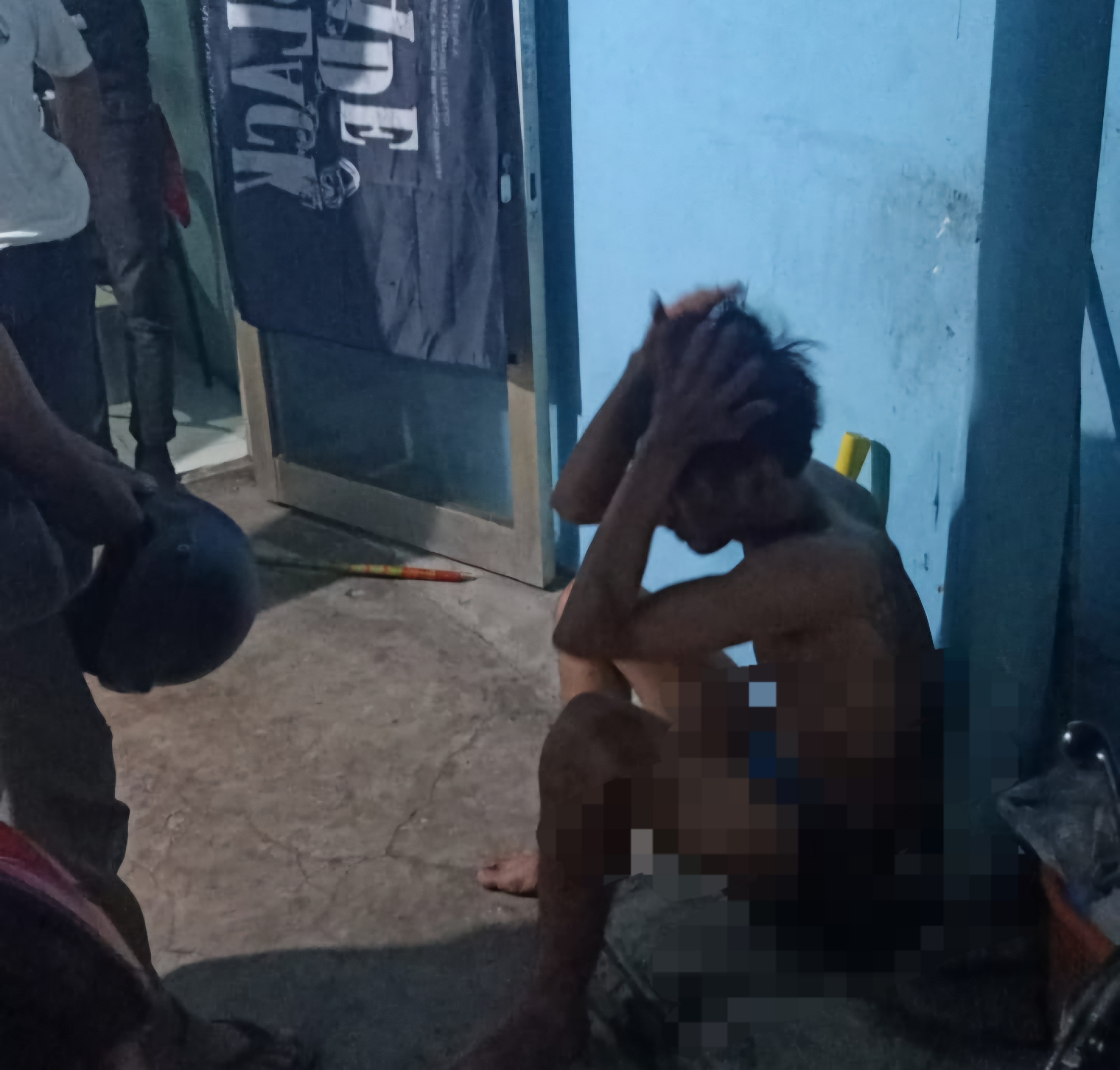 KETAHUAN: Pelaku curanmor saat dihajar massa di Jalan Pucang Jajar, Surabaya. (IST/RADAR SURABAYA)
