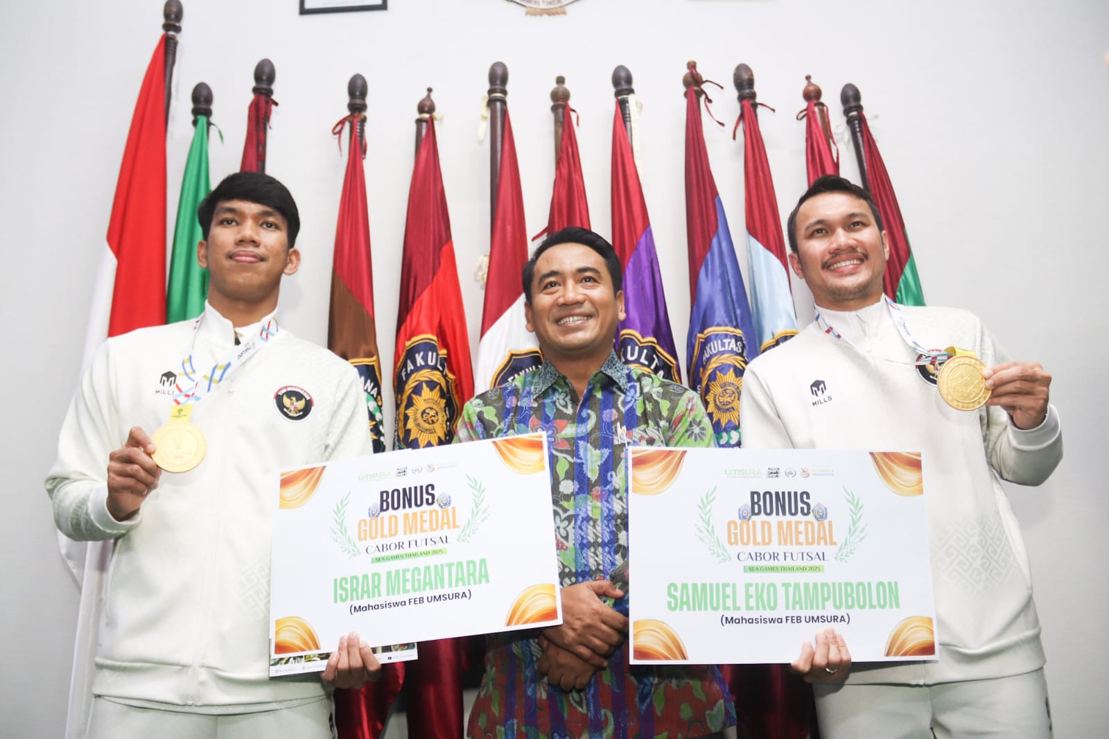 Rektor Dr Mundakir mengapit Israr Megantata (kiri) dan Samuel Eko Putri.