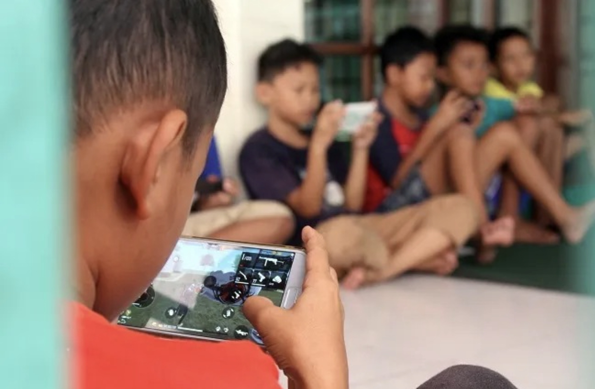Ilustrasi anak bermain HP.