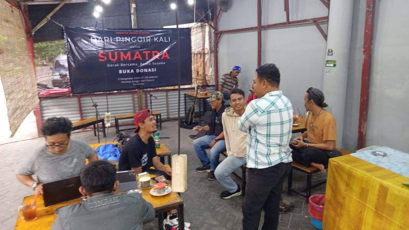 BERCENGKRAMA: Sejumlah warga Surabaya  di sebuah acara sambil ngopi dan berbincang santai menggunakan dialek Suroboyoan.