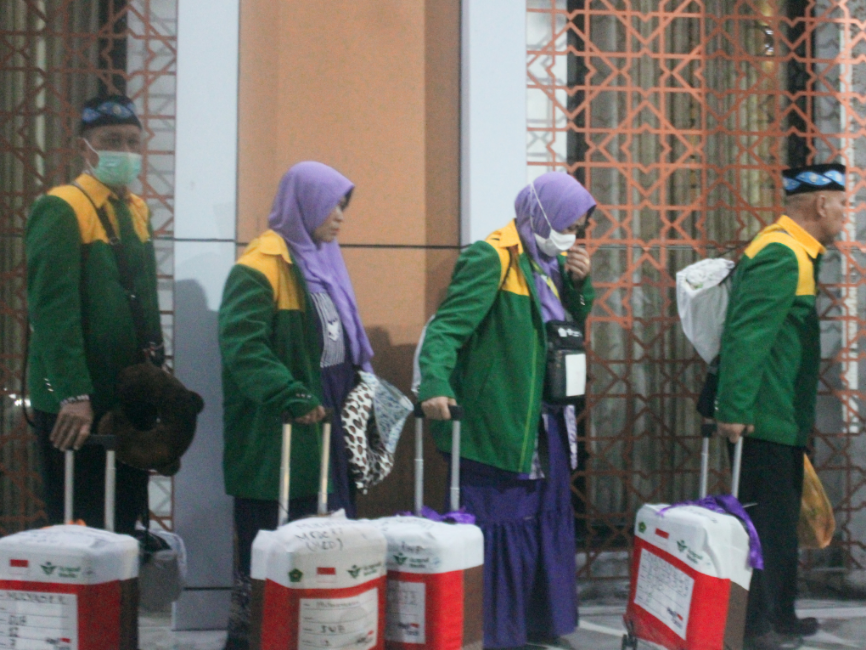 Jemaah haji saat diberangkatkan ke tanah suci pada pelaksanaan operasional haji 2025 dari Embarkasi Surabaya.