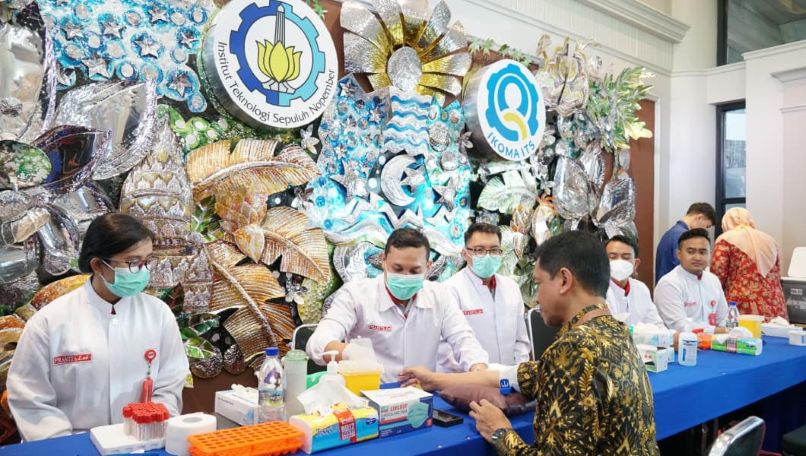 TES: Rektor ITS Prof. Dr. (HC) Ir. Bambang Pramujati, ST. MScEng., PhD saat mencoba tes Prostate Specific Antigen (PSA) pada kegiatan Cancer Awareness Month.