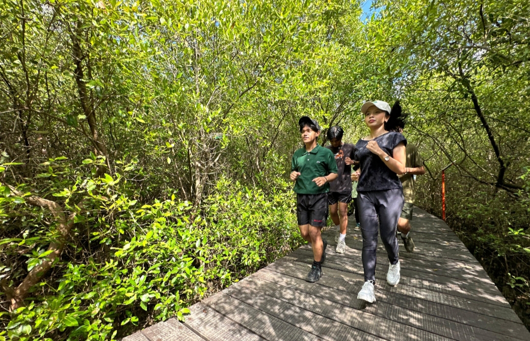 Kebun Raya Mangrove (KRM) Surabaya menegaskan perannya bukan sekadar kawasan wisata alam.