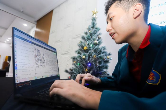 KARYA INOVASI: Cedric Gratia Tjia, Mahasiswa Fakultas Teknik Ubaya, menunjukkan kreasi persamaan matematika karyanya, di kampus setempat, Rabu (24/12) .