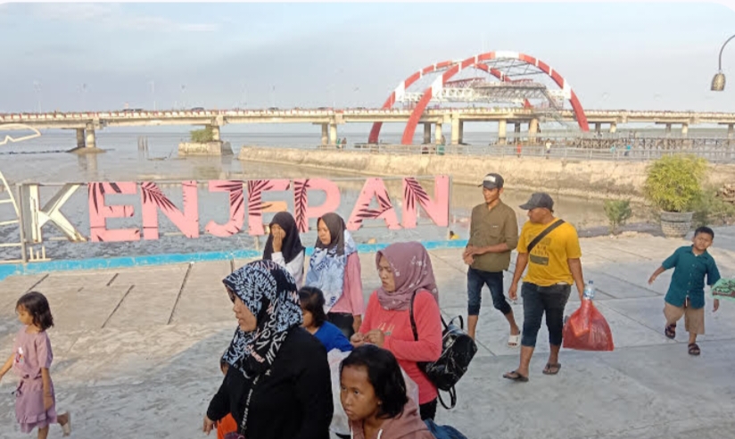 Wisatawan saat mengunjungi obyek wisata Pantai Kenjeran.