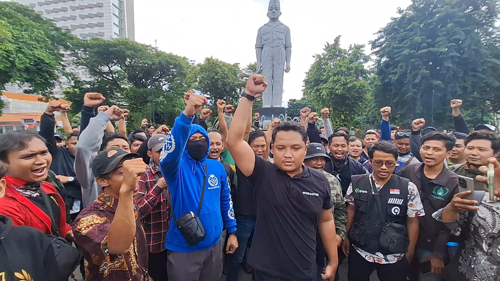 ORASI: Sekelompok pemuda yang mengatasnamakan Forum Pemuda Surabaya meminta polisi menindak ormas yang meresahkan di Surabaya.(IST/RADAR SURABAYA)
