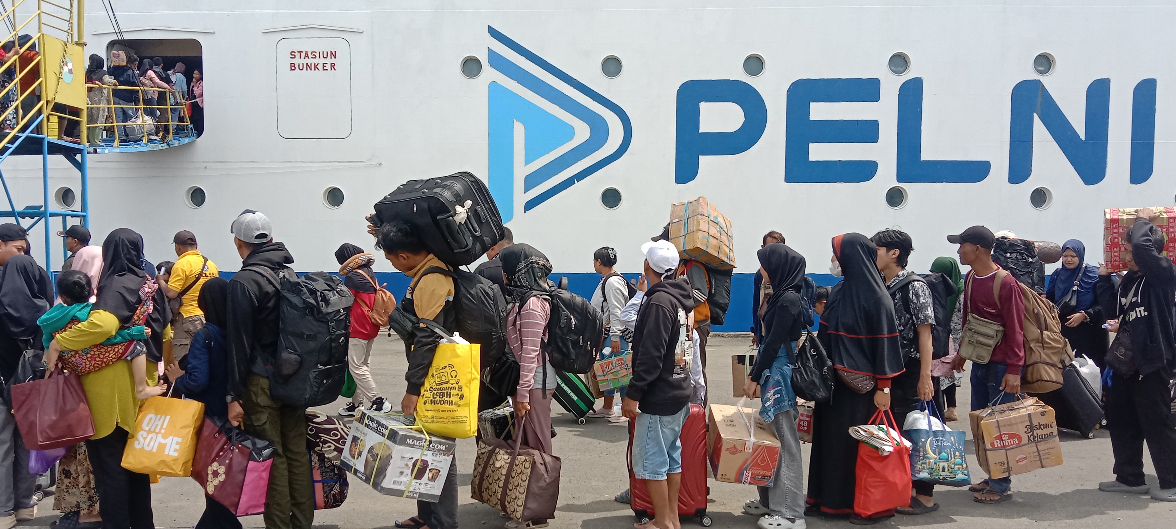 Saat libur Nataru penumpang penuhi pelabuhan Tanjung Perak Surabaya.