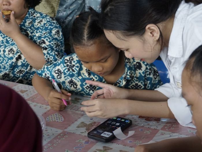 BAHAGIA: Anak-anak berkebutuhan khusus diajarkan bernyanyi dan menghias pohon Natal.