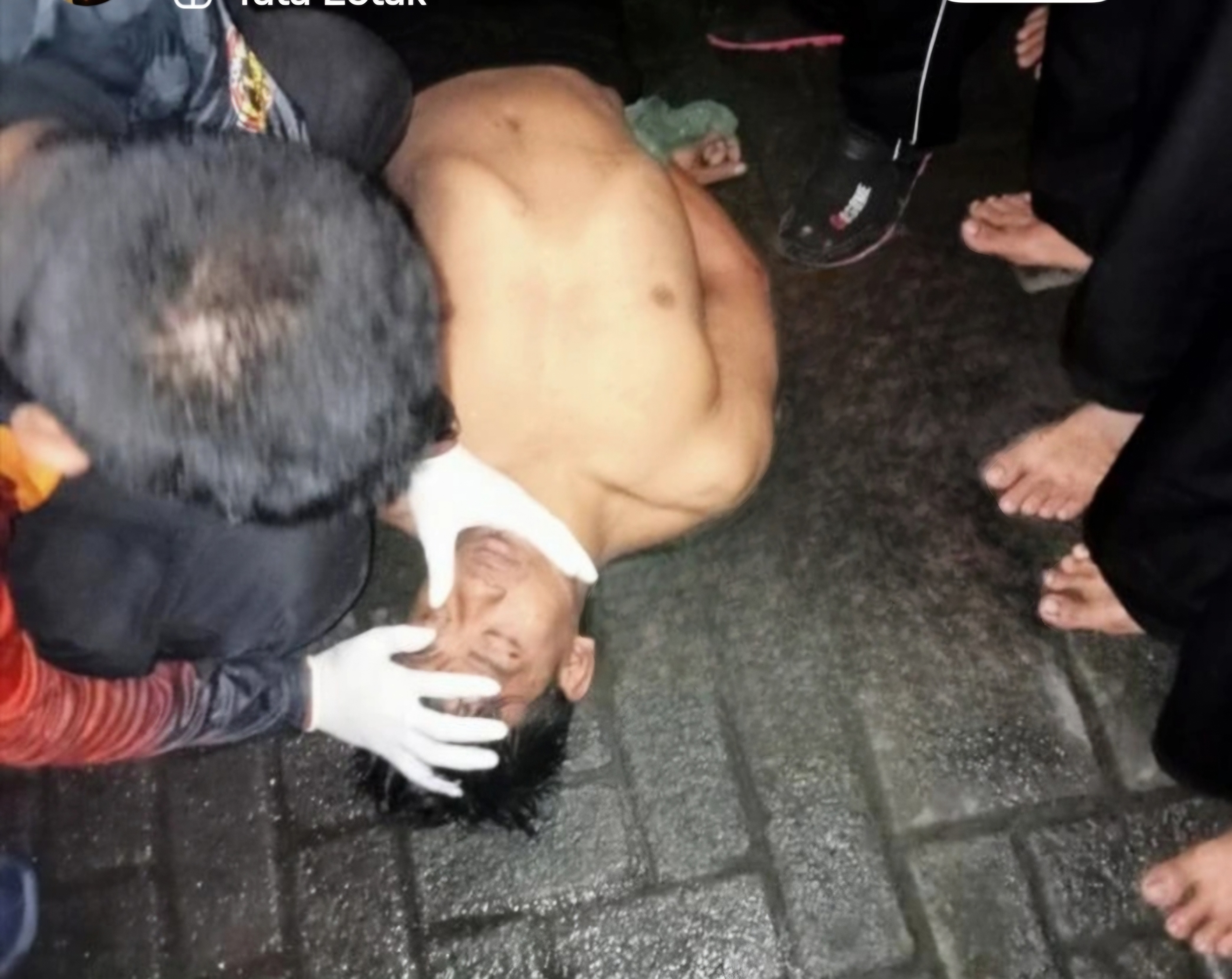 TERPAKAR: Pelaku jambret saat diperiksa tim medis usai dihajar massa di depan Kantor Kelurahan Putat Jaya, Surabaya. (IST/RADAR SURABAYA)
