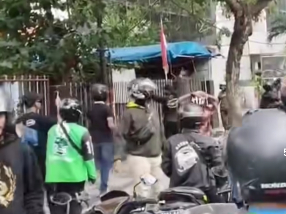 DISERBU: Sekelompok massa nampak berada di kantor salah satu ormas di Wonokromo, Surabaya.(IST/RADAR SURABAYA)