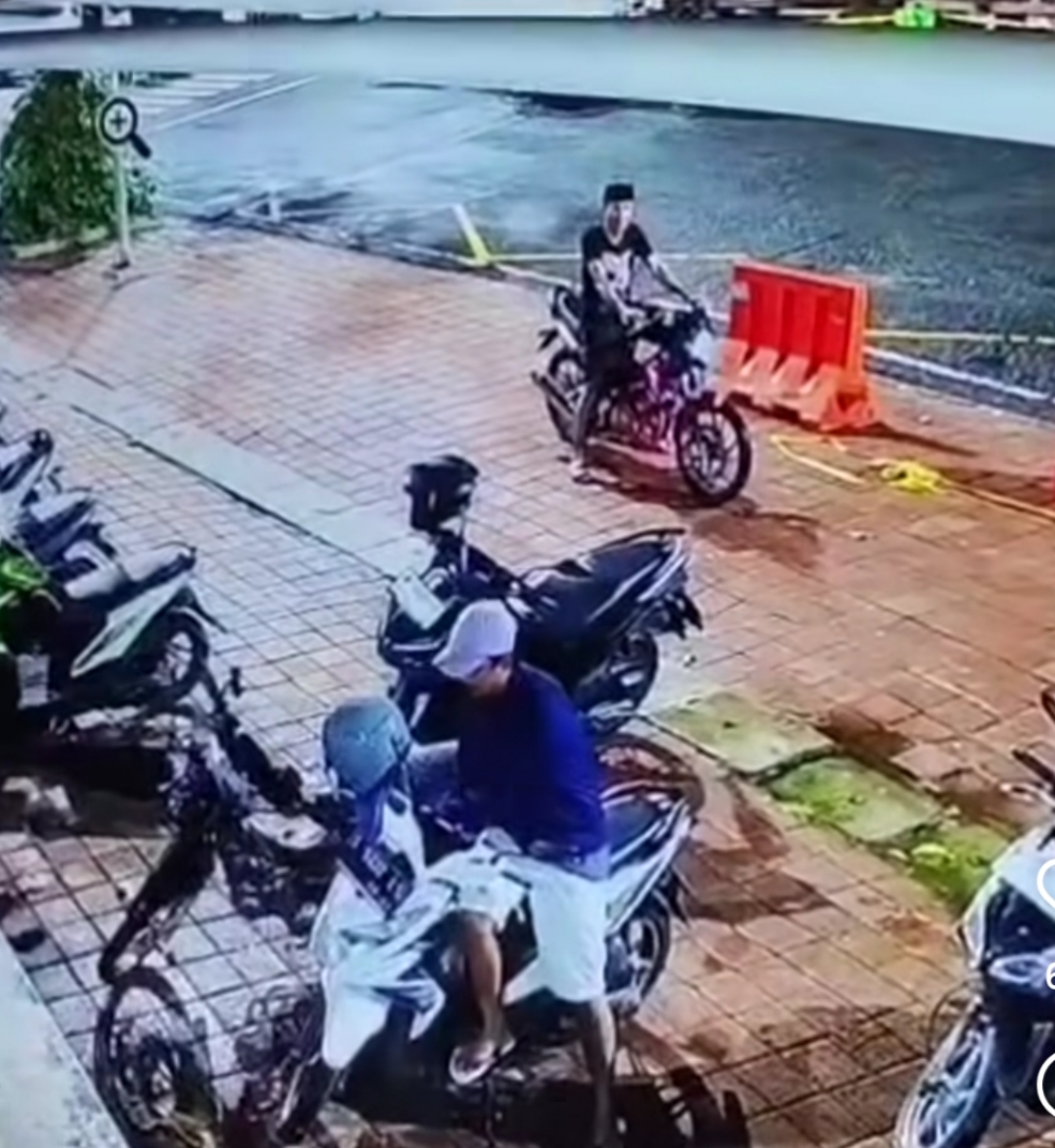 TEREKAM: Seorang pencuri motor tertangkap Satpol PP saat beraksi di kawasan Kota Lama Surabaya. (IST/RADAR SURABAYA)