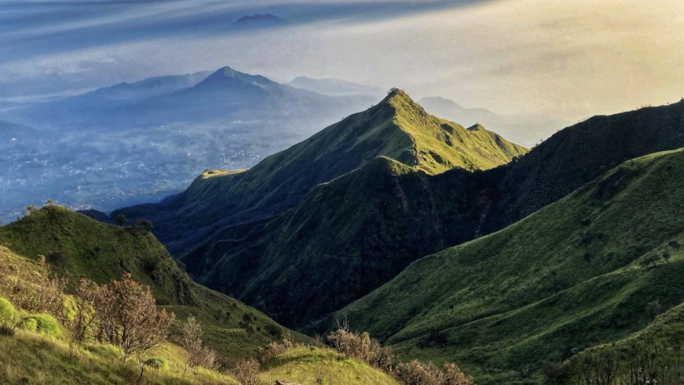 Seorang pendaki perempuan tersambar petir saat berada di jalur Swanting Gunung Merbabu, Sawangan, Kabupaten Magelang, Kamis (25/12).