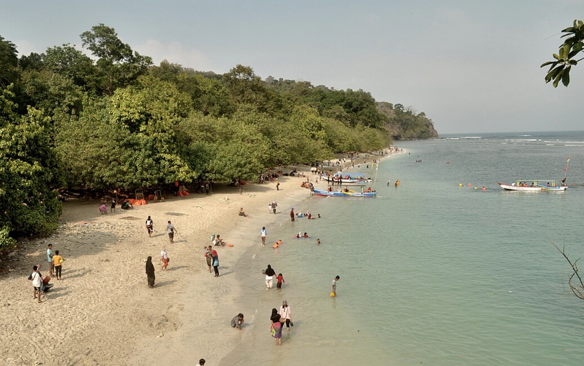 Seorang remaja hilang terseret ombak di Pantai Barat Pangandaran, Jawa Barat.
