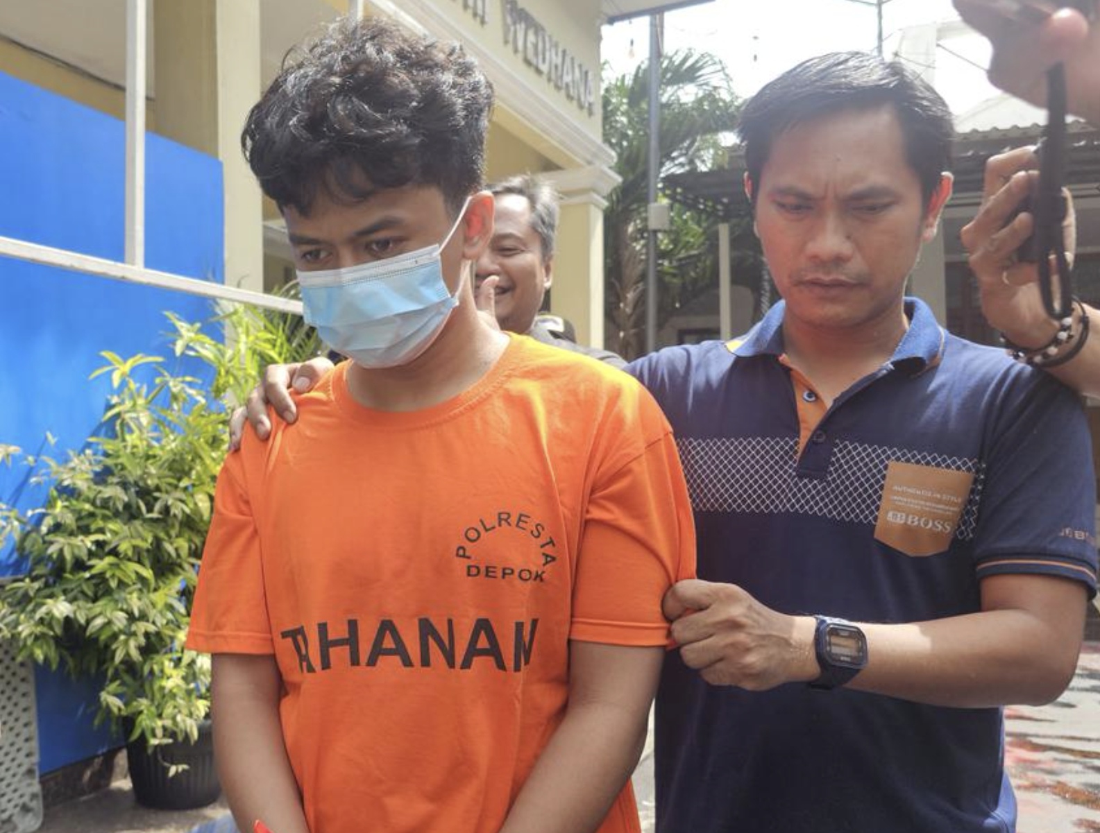 Motif tersangka kasus teror bom 10 sekolah di Depok ternyata karena sakit hati.
