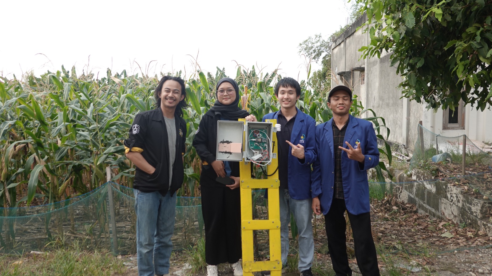INOVASI: Tim Pengabdi ITS bersama alat monitoring tanah berbasis Internet of Things yang telah dibuat.