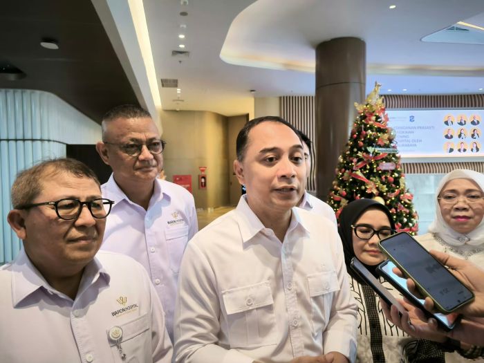 MEDICAL TOURISM: Eri Cahyadi bersama dr H. Amang Surya (kiri) menjelaskan pengembangan medical tourism di Surabaya akan berjalan baik, termasuk Waron Hospital dengan tenaga medis dan peralatan terbaik
