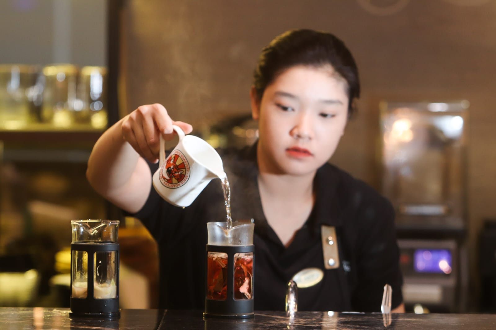 MINUMAN HERBAL: Barista Hotel Santika Premiere Surabaya Gubeng, Catherine Candra menyajikan minuman herbal yang berfungsi untuk meningkatkan imunitas tubuh dan juga menghangatkan tubuh, terutama saat