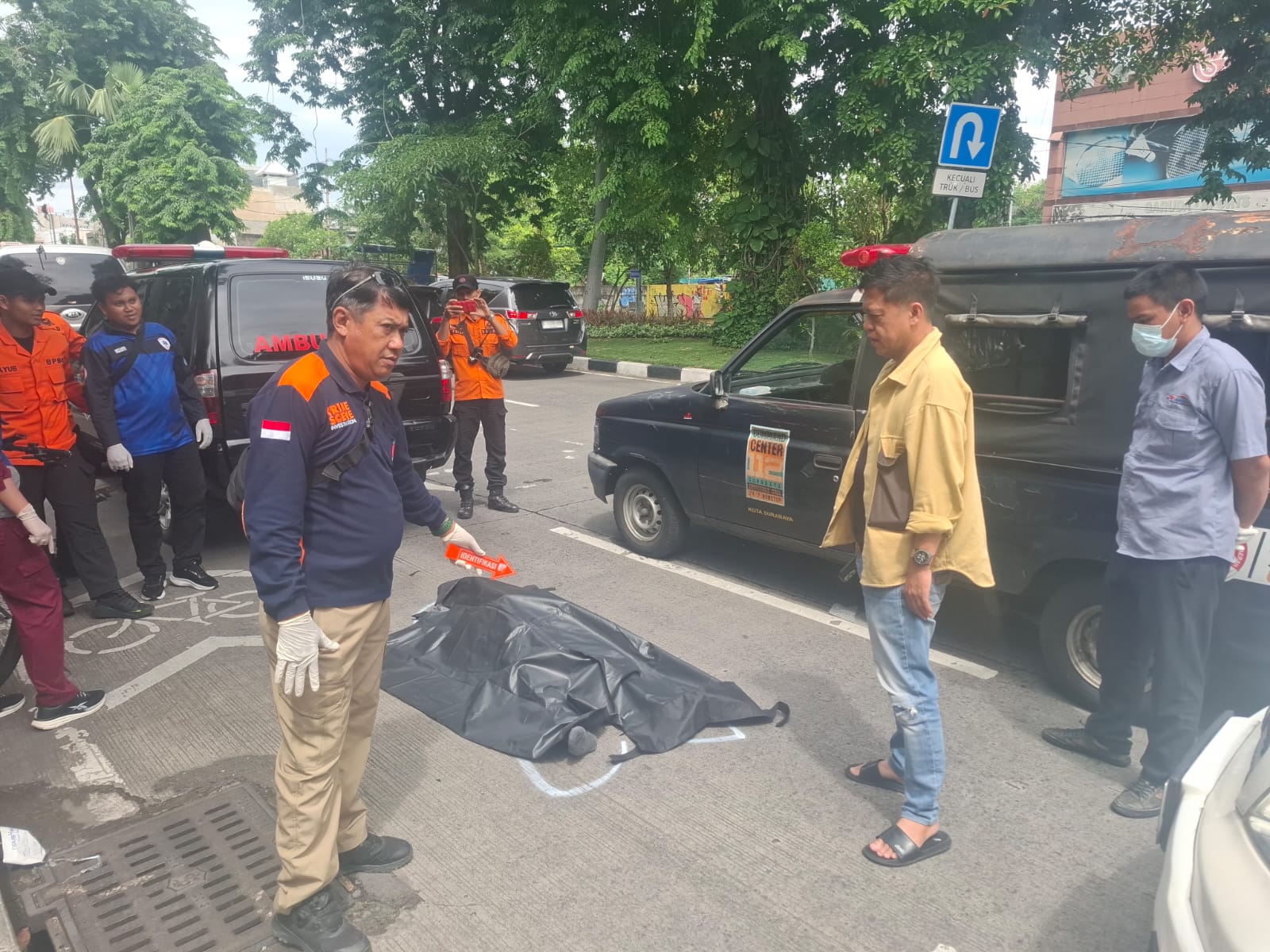 OLAH TKP : Tim Inafis Polrestabes Surabaya melakukan olah TKP meninggalnya pesepeda EW di Jalan Mayjen Sungkono, Surabaya, Sabtu (27/12).(IST/RADAR SURABAYA)