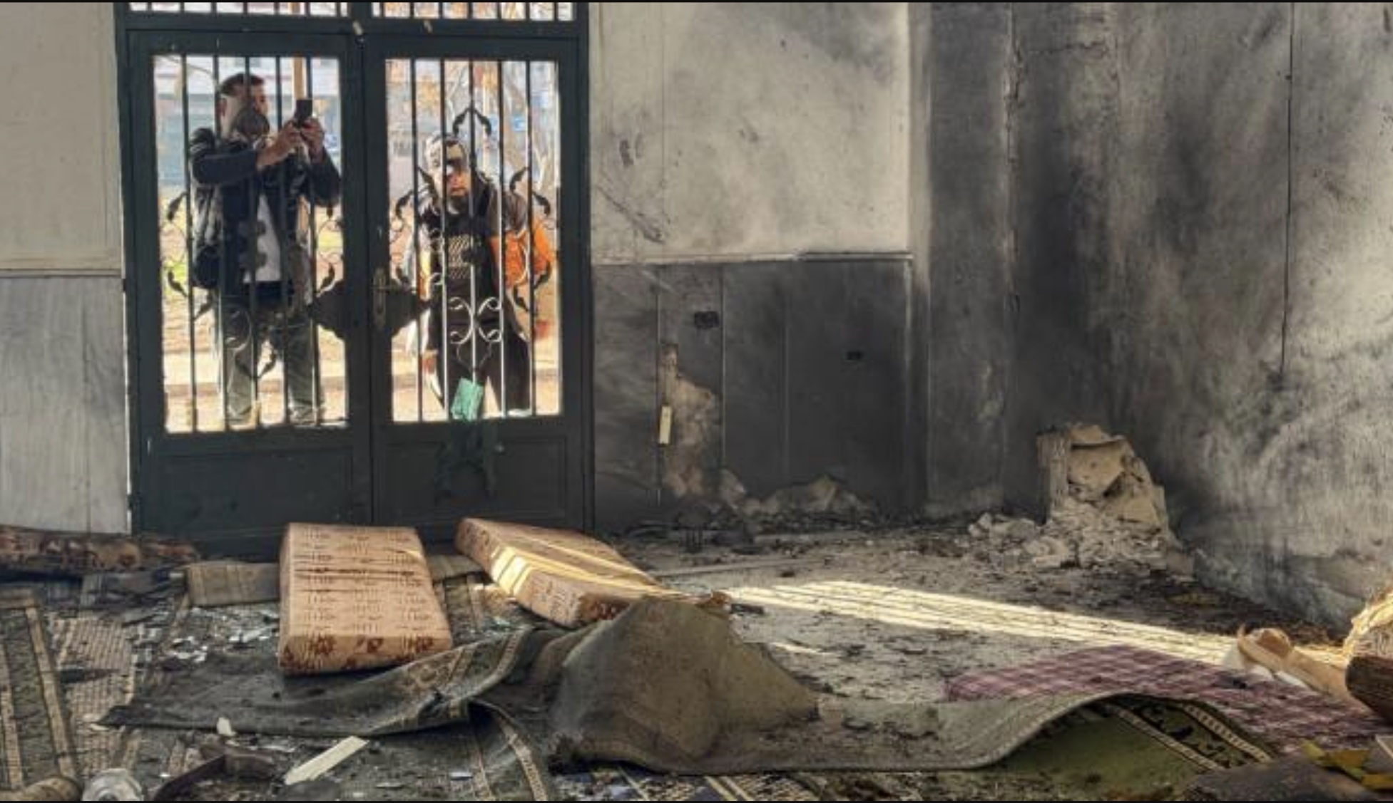 Kondisi salah satu bagian Masjid Imam Ali Bin Abi Talib, Homs, Suriah yang hancur akibat ledakan bom.