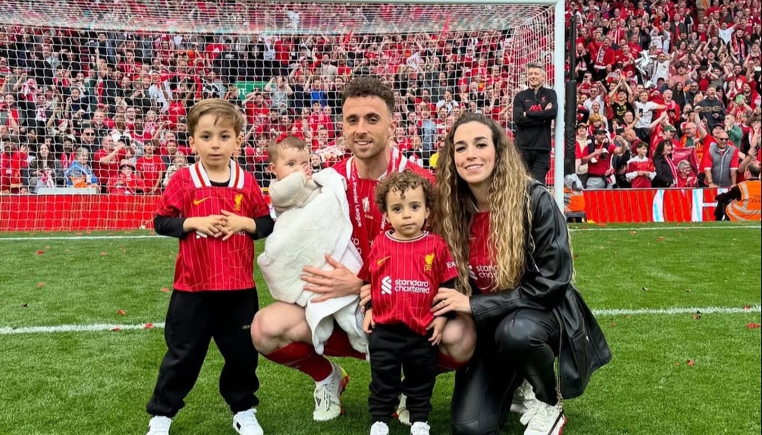 Diogo Jota bersama istrinya, Rute Cardoso, serta ketiga anak mereka di stadion Anfield saat perayaan gelar ke-20 Liverpool.