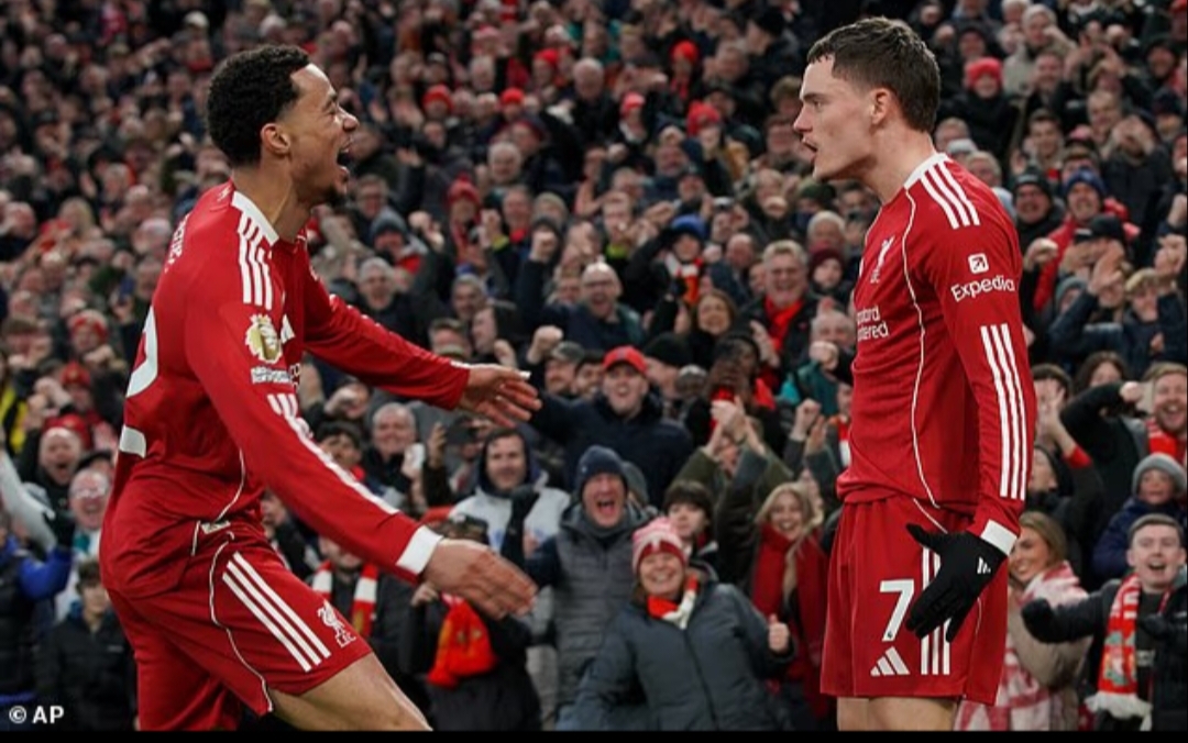 Florian Wirtz (kanan) mencetak gol pertamanya untuk Liverpool dalam kemenangan 2-1 atas Wolves.