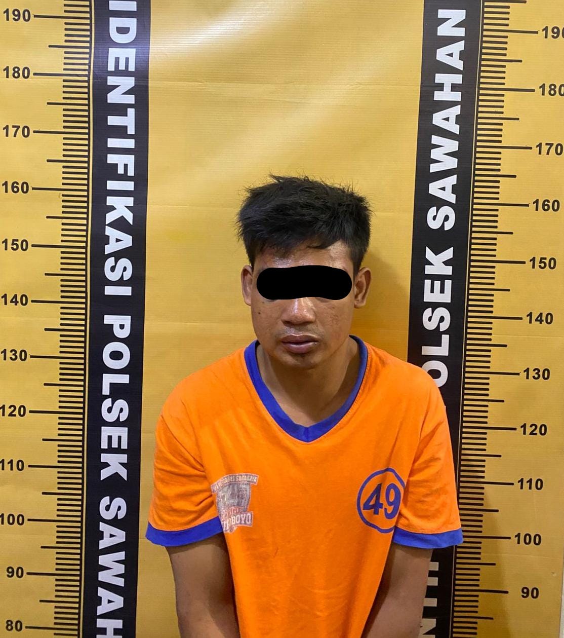 PASRAH : Tersangka Yogi D.P ditangkap usai jambret kalung yang di Jalan Dukuh Kupang, Surabaya. Ia diamankan di Mapolsek Sawahan.(IST/RADAR SURABAYA)
