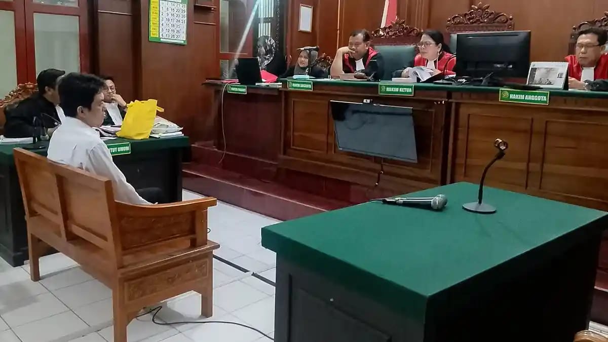 TANGGUNG JAWAB: Terdakwa Puji, seorang Marketing disidang di PN Surabaya usai menggelapkan uang perusahaan ratusan juta untuk judi online. (IST/RADAR SURABAYA)