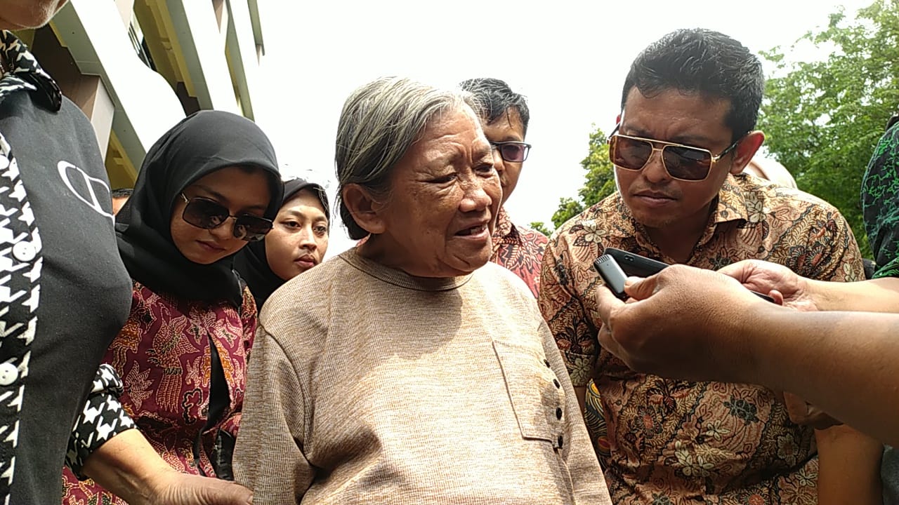 DATANG: Nenek Elina pemilik rumah di Jalan Dukuh Kuwukan, Surabaya, yang dirobohkan ormas mendatangi Polda Jatim untuk pemeriksaan.(IST/RADAR SURABAYA)