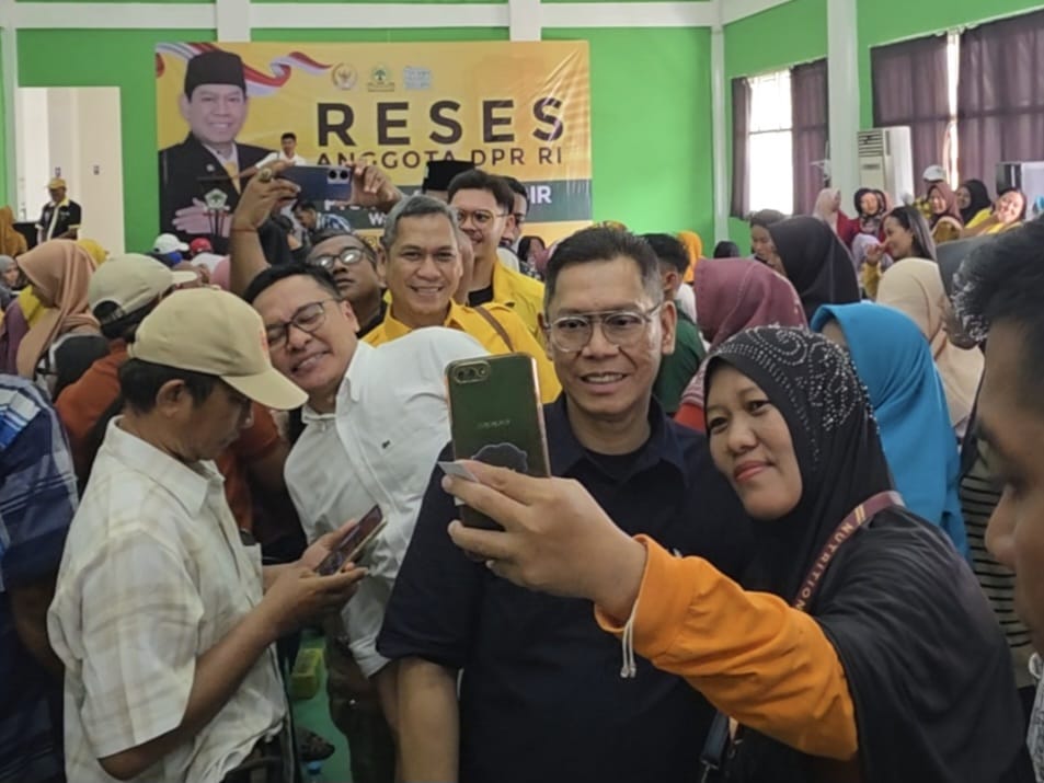 ANTUSIAS: Anggota DPR RI Adies Kadir bertemu ratusan warga Kenjeran dan Bogangin, Surabaya. (IST/RADAR SURABAYA)
