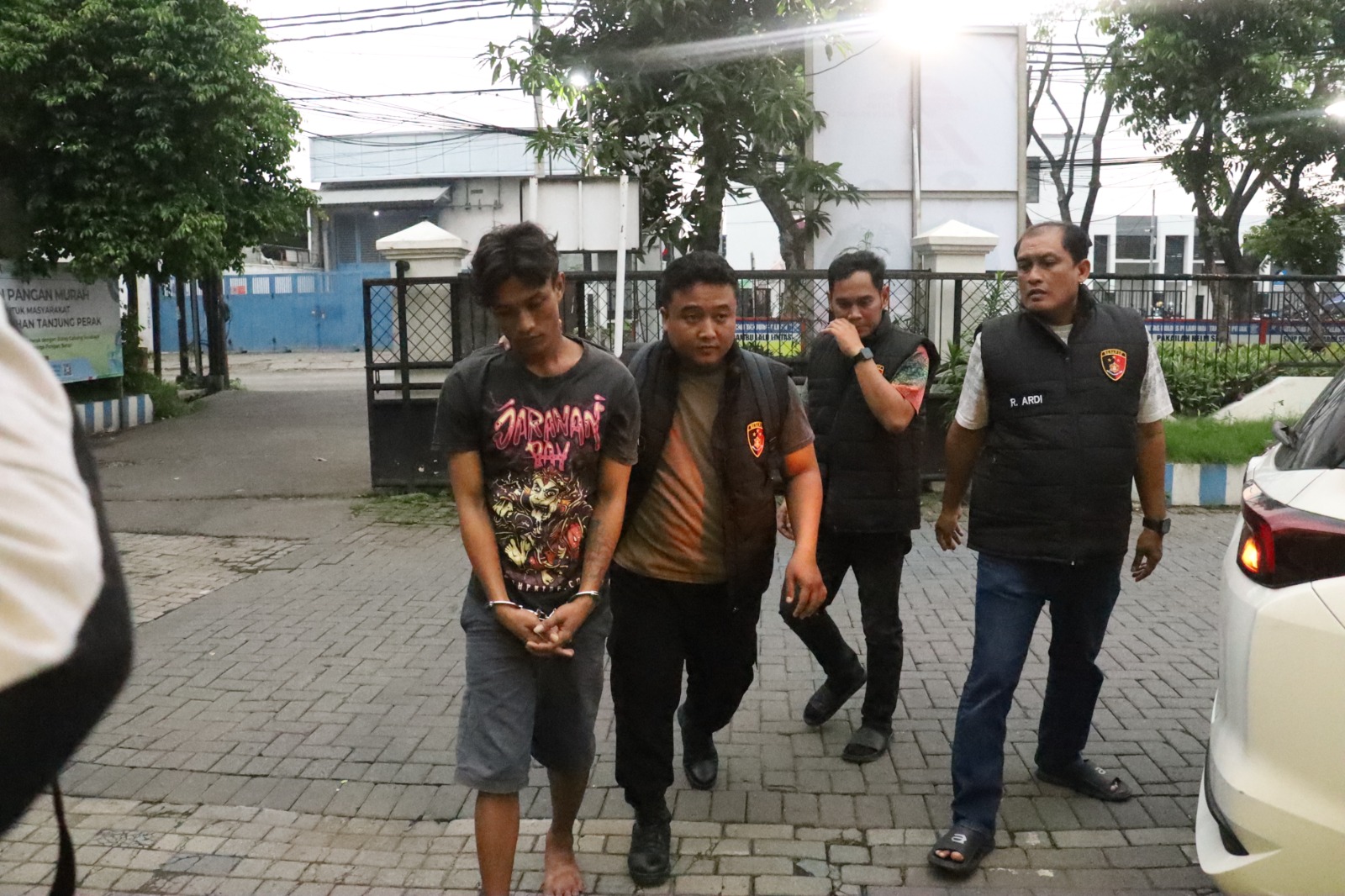 DIRINGKUS: Pelaku curanmor RA (paling kiri) saat diamankan Polsek Kenjeran usai mencuri sepeda motor di Tanah Merah Indah Sayur, Surabaya.(IST/RADAR SURABAYA)