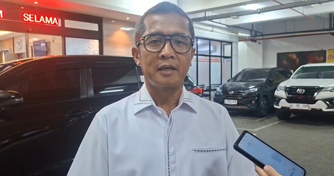 TEGAS: Dirreskrimum Polda Jatim Kombes Pol Widi Atmoko pastikan proses kasus perusakan rumah Nenek Elina di Surabaya sesuai prosedur.(MAHRUS/RADAR SURABAYA)