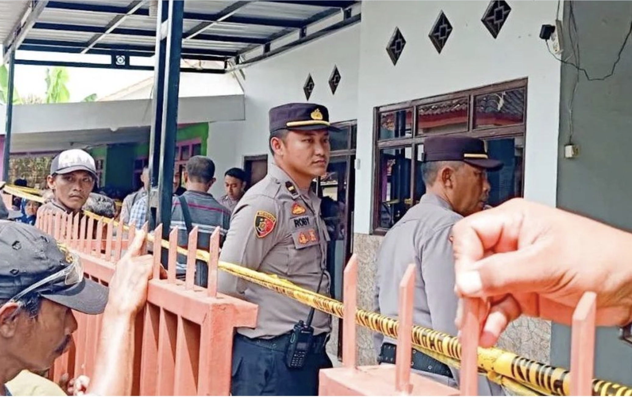 Tiga orang satu keluarga ditemukan meninggal dunia di rumahnya di Kecamatan Besuki, Situbondo.