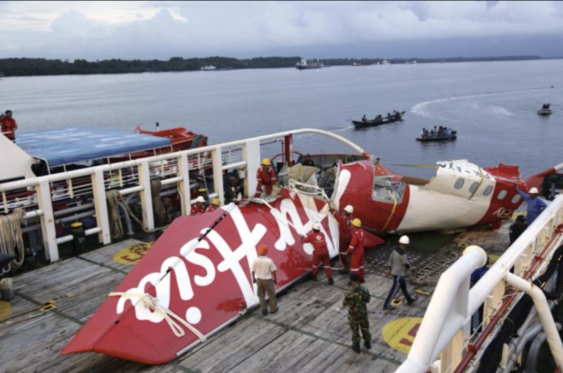 Evakuasi bagian pesawat AirAsia QZ8501 Rute Surabaya&ndash;Singapura yang jatuh di Laut Jawa pada 28 Desember 2014.