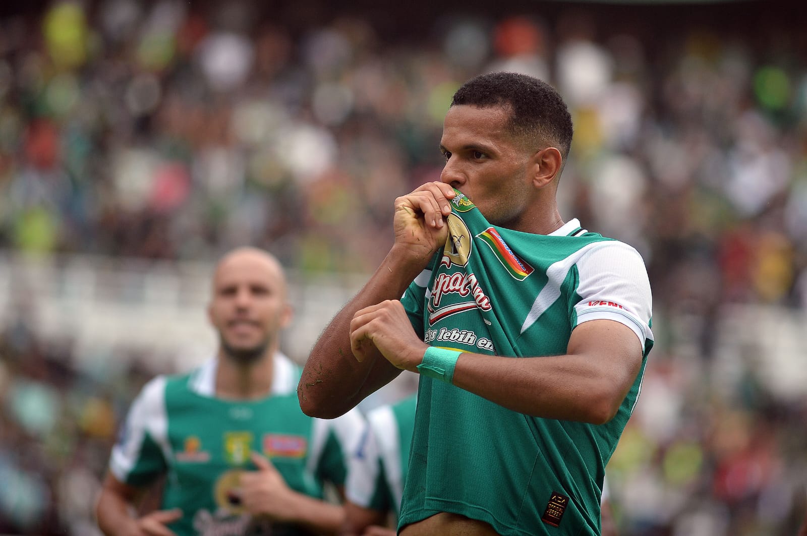 Leo Lelis ikut cetak gol kemenangan Persebaya Surabaya.