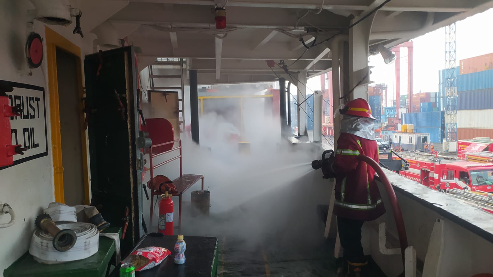 BERASAP: Petugas saat melakukan pembasahan pada ruang kapal. Kebakaran terjadi saat kapal kontainer bersandar di Pelabuhan Tanjung Perak, Surabaya.(IST/RADAR SURABAYA)
