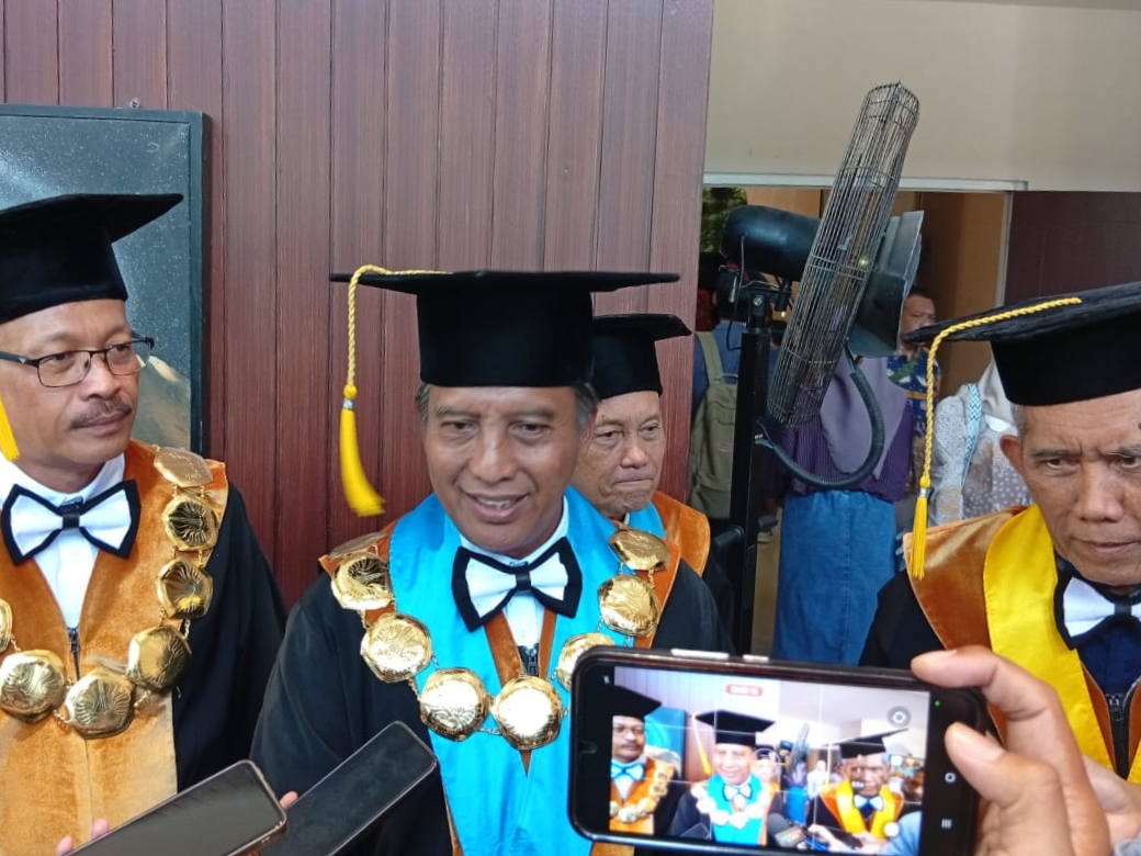 Rektor Universitas Negeri Surabaya Prof Dr Nurhasan, M. Kes.