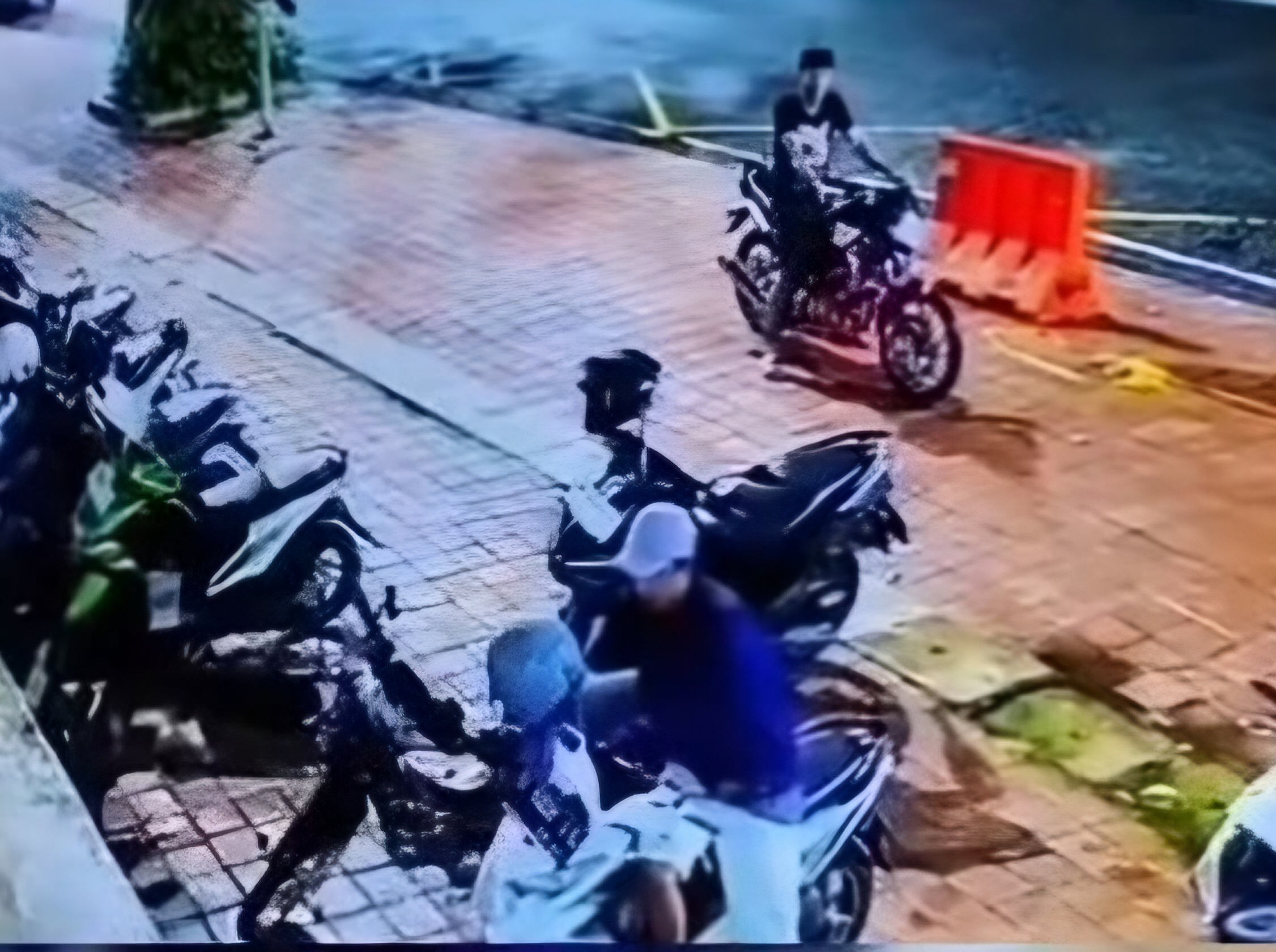 DIBURU: Polisi memburu joki curanmor yang terekam CCTV di Kota Lama, Surabaya. (IST/RADAR SURABAYA)