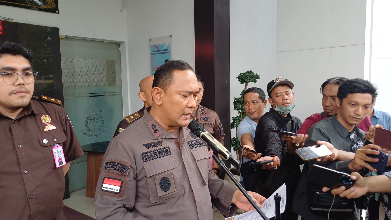 UNGKAP: Kepala Kejari Tanjung Perak Darwis Burhansyah menyampaikan capaian kinerja selama 2025. (IST/RADAR SURABAYA)