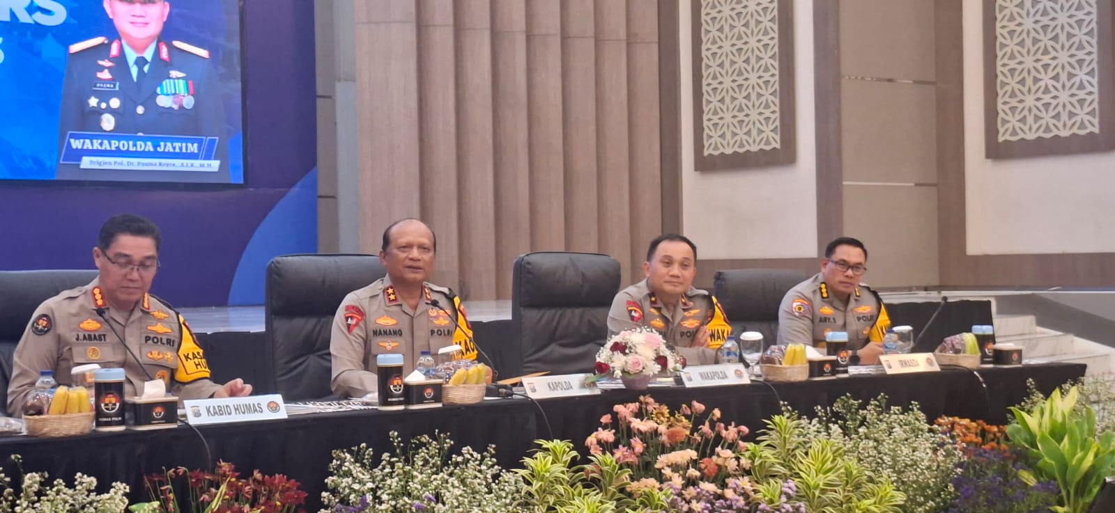 PERINGATAN: Kapolda Jatim Irjen Pol Nanang Avianto dan Wakapolda Jatim Brigjen Pol Pasma Royce meminta masyarakat merayakan malam tahun baru tanpa konvoi.(MAHRUS/RADAR SURABAYA)