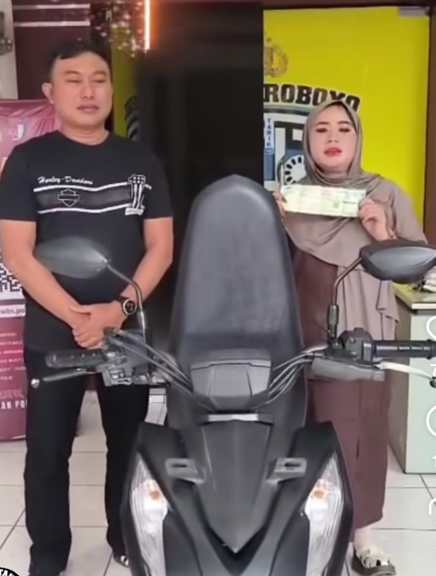 MASIH UTUH : Polisi menyerahkan motor Honda Beat milik korban Erna yang sempat hilang dicuri di minimarket Jalan Karangasem, Surabaya. Motor tersebut ditemukan di Bangkalan.(IST/RADAR SURABAYA)