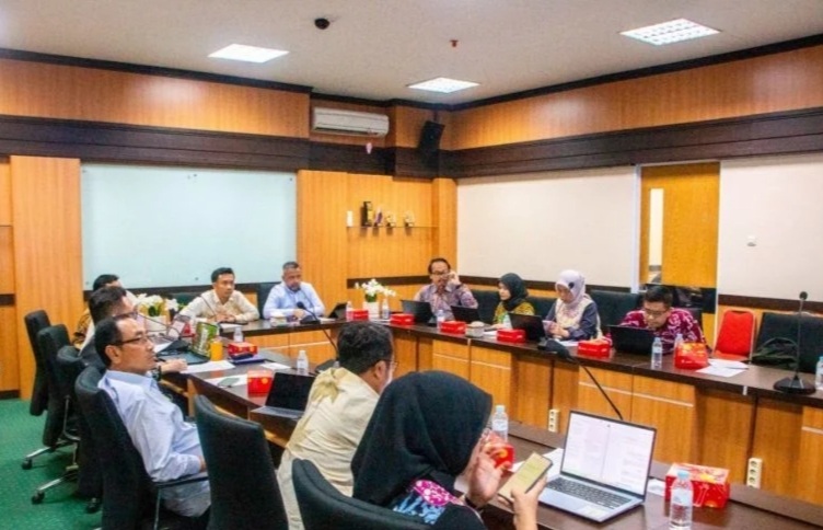 KOORDINASI: Komnas HAM dan Unesa berdiskusi untuk memetakan prespektif hak asasi di kampus.