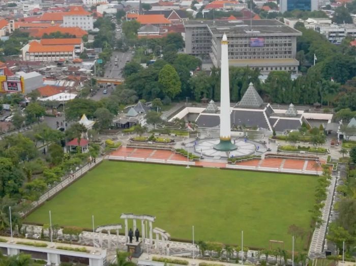 DARI ATAS: Lapangan di kompleks Tugu Pahlawan Surabaya.