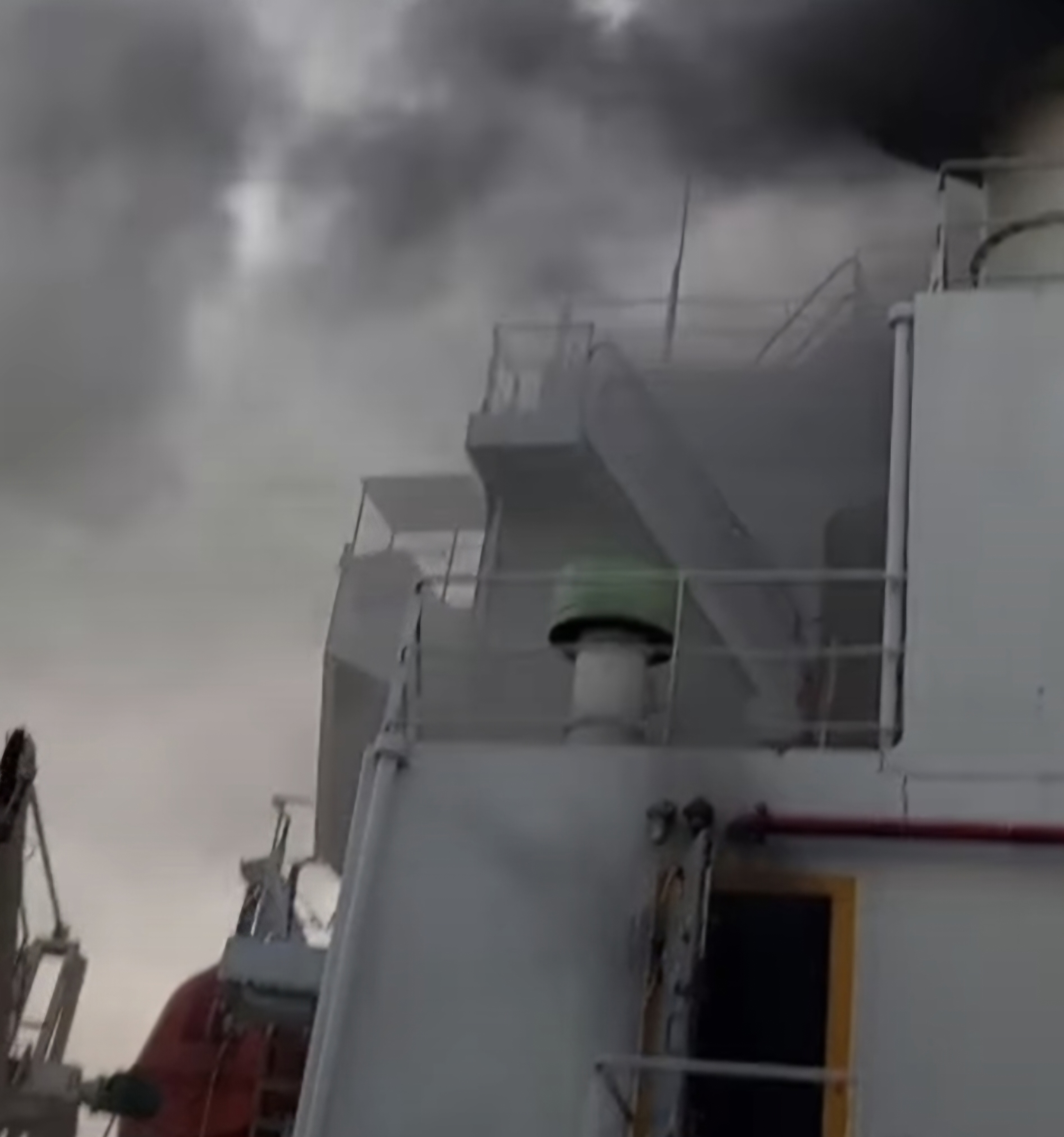 TERBAKAR: Bagian kapal kontainer yang terbakar saat berada di Pelabuhan Tanjung Perak, Surabaya. (IST/RADAR SURABAYA)