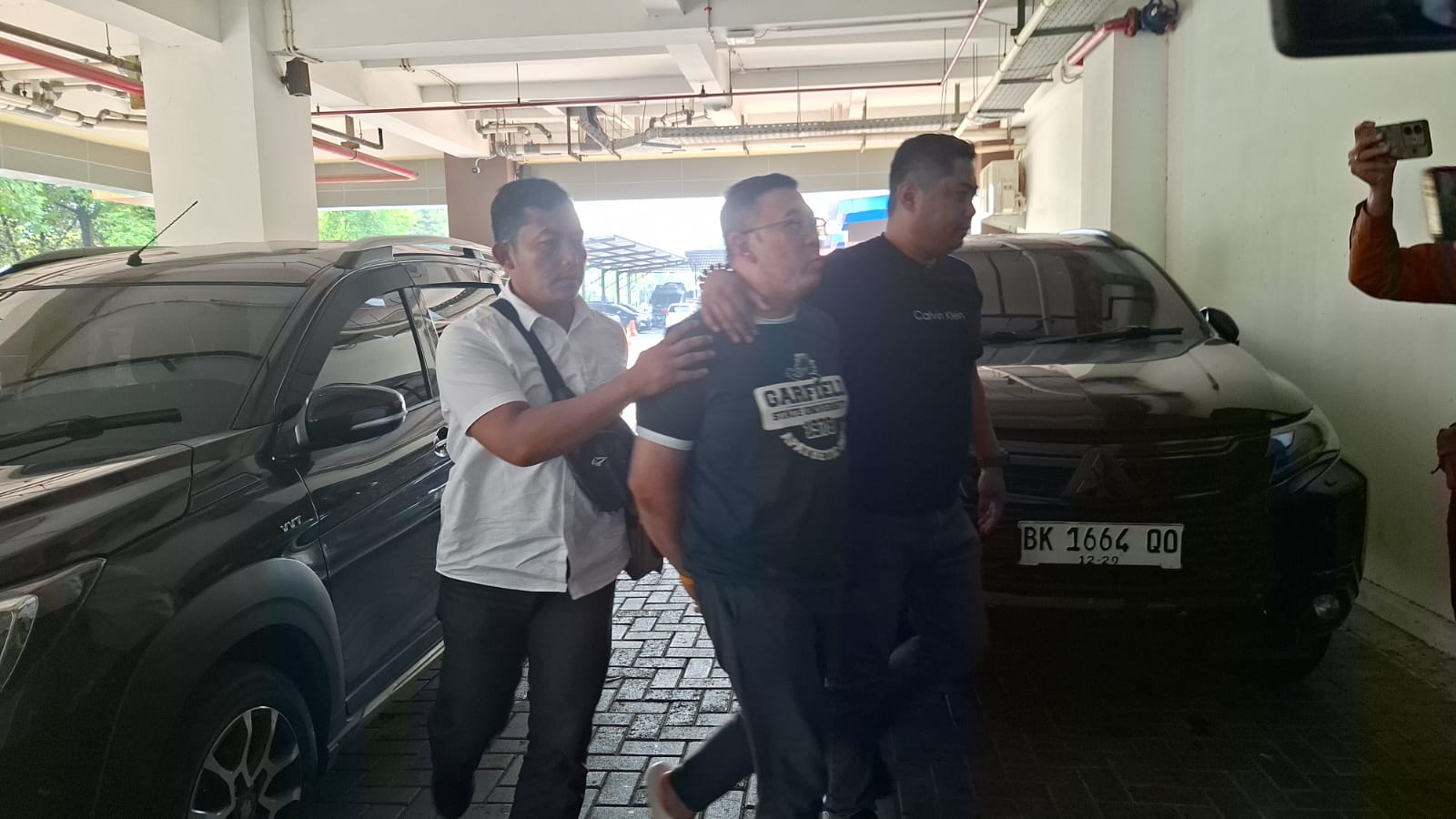 GERAK CEPAT: Tersangka Samuel saat diamankan di Polda Jatim. Polisi juga menetapkan Yasin sebagai tersangka kasus perusakan rumah nenek Elina di Surabaya.(MAHRUS/RADAR SURABAYA)