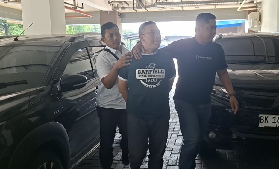 DIRINGKUS: Terlapor kasus pengeroyokan dan perusakan rumah nenek Elina, Samuel, saat diamankan di Polda Jatim. (MAHRUS/RADAR SURABAYA)